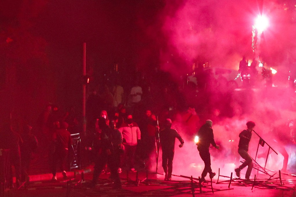 连续第3晚巴黎、马赛及里昂等地有大规模示威，示威者与警方发生冲突。路透