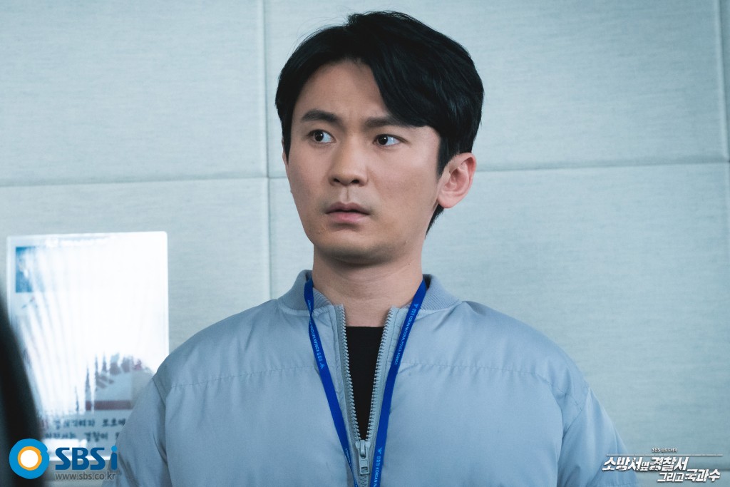 姜基栋饰演太元警察署刑事组刑警孔明毕。