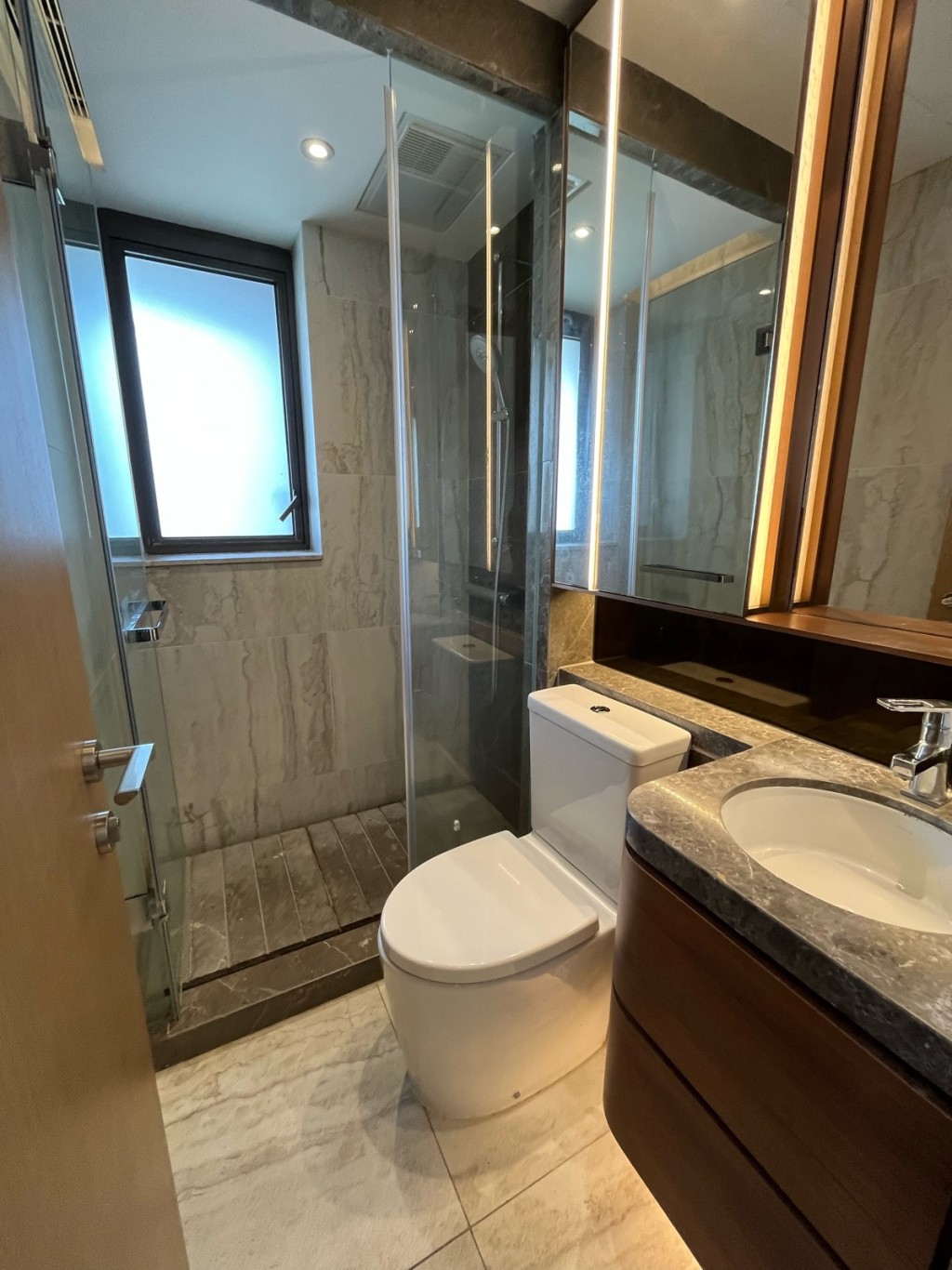 浴室採雲石主題設計，設有小窗作排氣之用。
