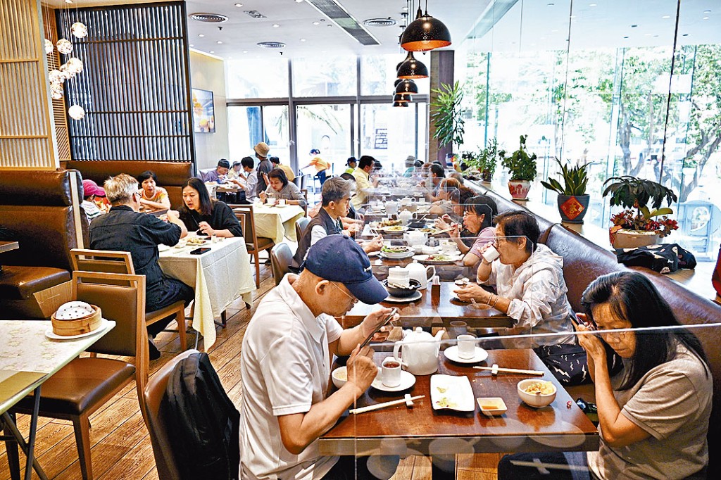 長假加上消費券效應，食肆生意額料增四至五成。