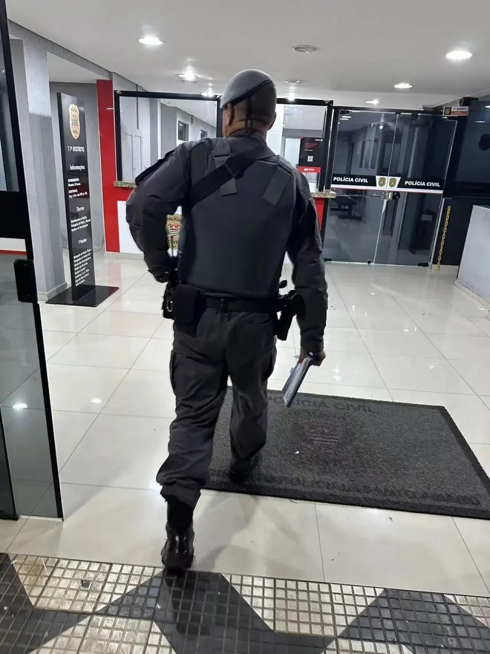 劉先生在巴西遇劫被槍擊，幸被背包內的筆電擋下子彈無受傷。騰訊熱問