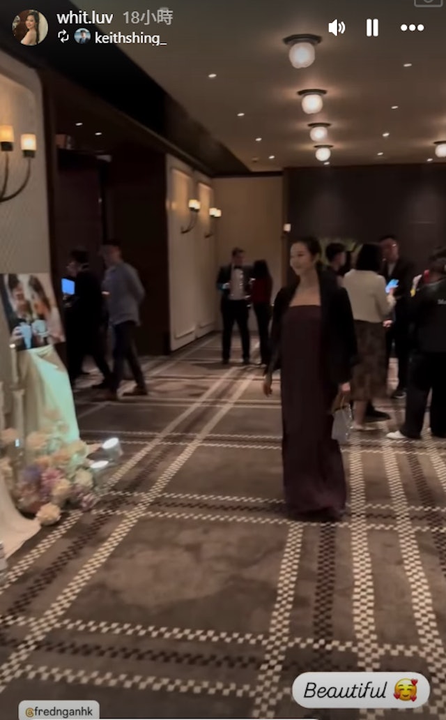 麥明詩身著棗紅色吊帶裙搭配黑色西裝外套,雖以寬鬆裙款修飾產後身形,仍可見腹部尚未完全恢復。 麥明詩身著棗紅色吊帶裙搭配黑色西裝外套,雖以寬鬆裙款修飾產後身形,仍可見腹部尚未完全恢復。
