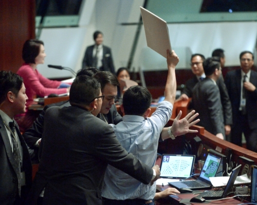 在修訂下，被點名極不檢點行為的議員，在經過表決程序後會被暫停參與議會事務的權力。資料圖片