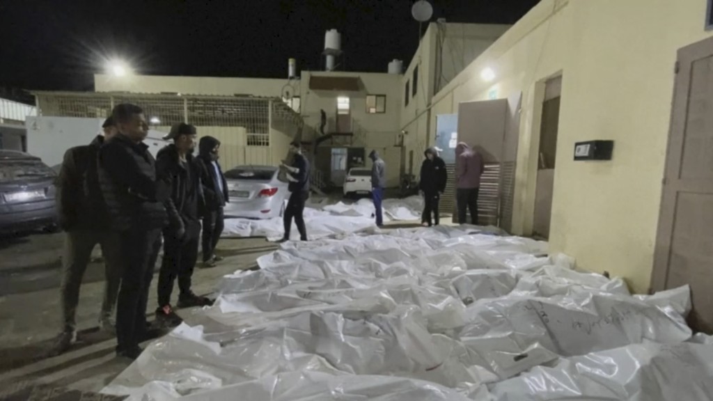 以军在平安夜对加沙发动其中一次最致命的袭击，阿克萨医院堆满遇难者遗体。美联社