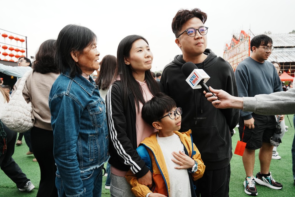 黃太（中）表示，今天趁初一與家人一同來到感受喜慶氣氛，亦希望兒子認識中國文化傳統。