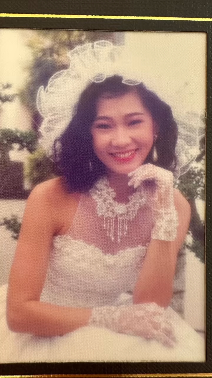 林媽媽的幾張婚紗照。
