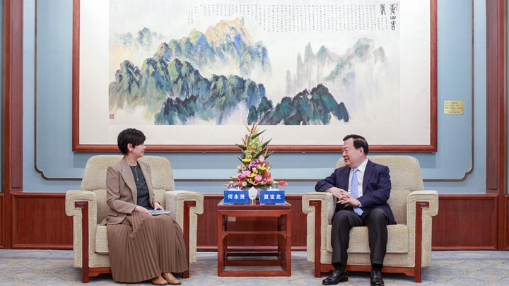 何永賢 (左)今日上午在北京拜會國務院港澳辦主任夏寶龍(右)。 政府新聞處圖片