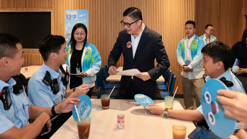 保安局局长邓炳于过去两日走访多个纪律部队单位。强邓炳强FB图片