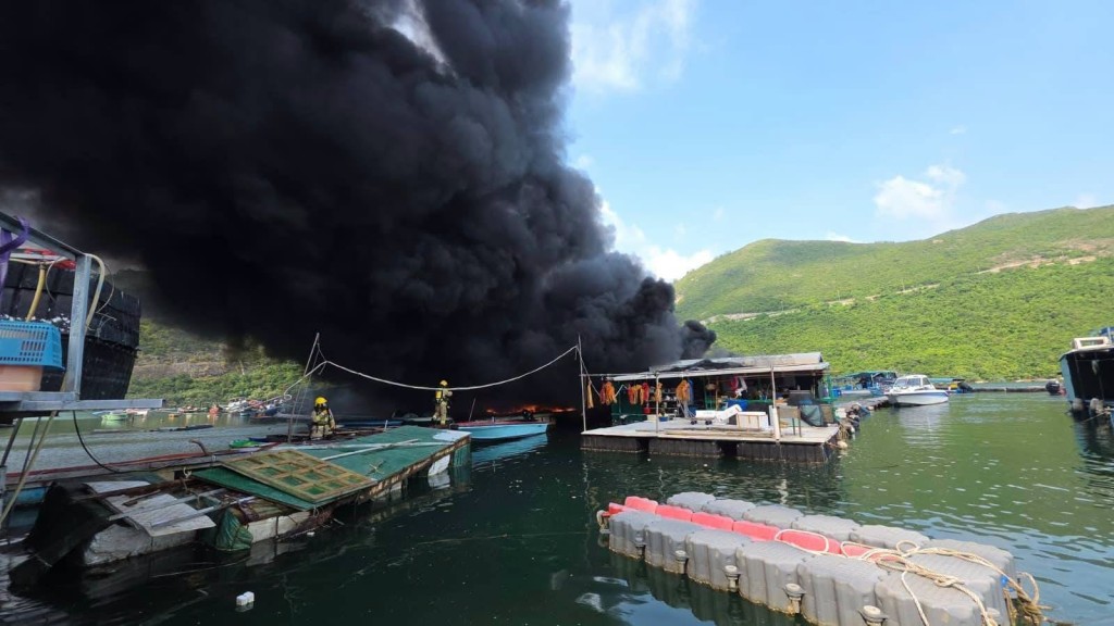 現場黑煙密佈。消防處fb圖片 現場黑煙密佈。消防處fb圖片