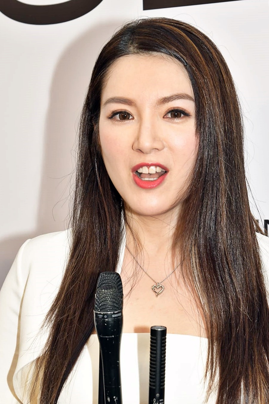 苟芸慧上月患病需要吃抗生素而变肥肿。