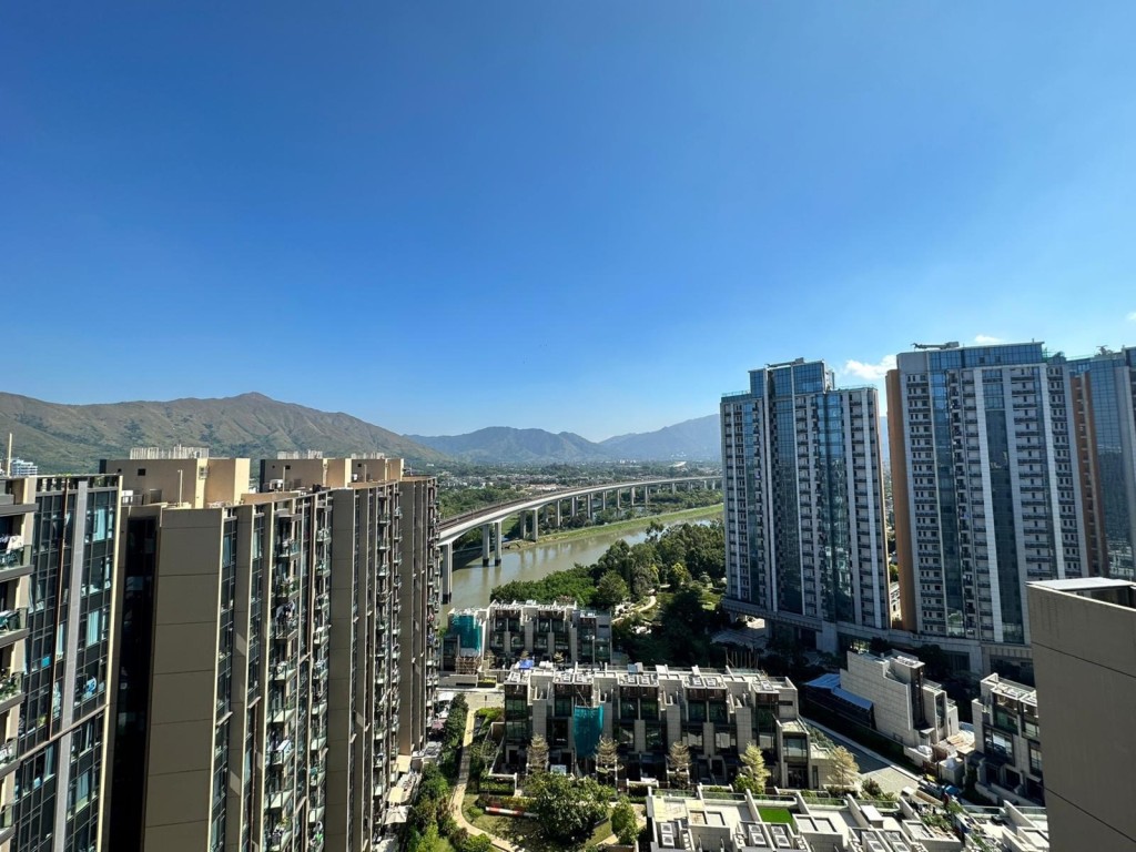 天台饱览优美园景，远望锦田河。