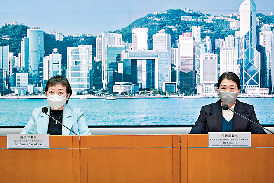 ■衞生防護中心傳染病主任張竹君(左),與醫院管理局行政總經理(病人安全及風險管理)何婉霞,經常現身記者會報告疫情。 ■衞生防護中心傳染病主任張竹君(左),與醫院管理局行政總經理(病人安全及風險管理)何婉霞,經常現身記者會報告疫情。