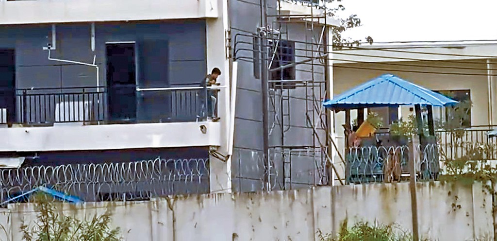 诈骗园区被附有铁丝网的高墙包围，并设有站岗，有人看守。