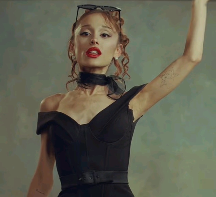 Ariana Grande的最新MV《Petal》曝光,其瘦骨嶙峋身形再次惹起熱議。 Ariana Grande的最新MV《Petal》曝光,其瘦骨嶙峋身形再次惹起熱議。
