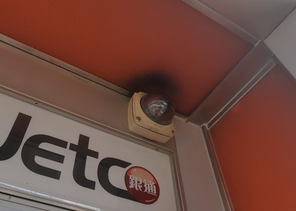 2個閉路電視鏡頭遭人噴上黑色漆油。 林思明攝