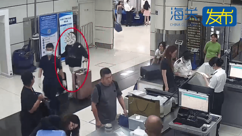 涉事旅客行李箱機檢圖像異常,被海關帶走。 涉事旅客行李箱機檢圖像異常,被海關帶走。