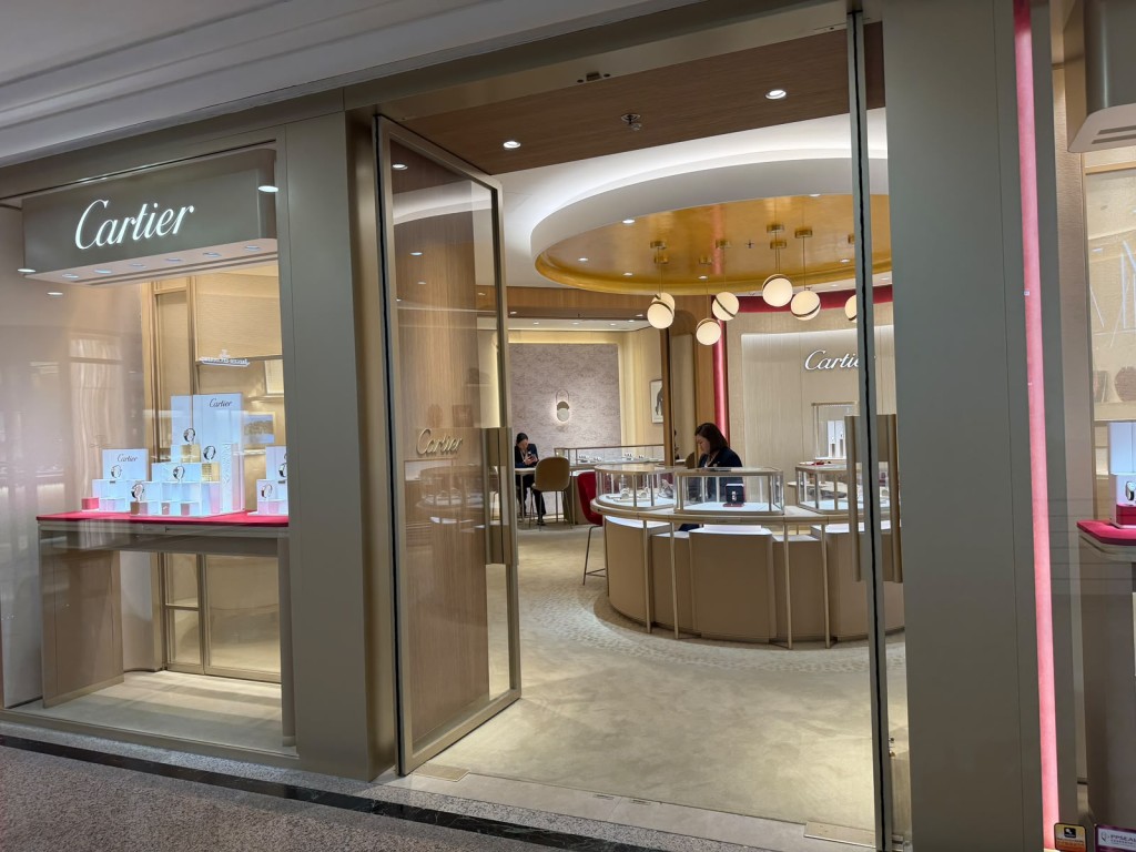 惟場內的貴價奢侈品店少人涉足。 惟場內的貴價奢侈品店少人涉足。