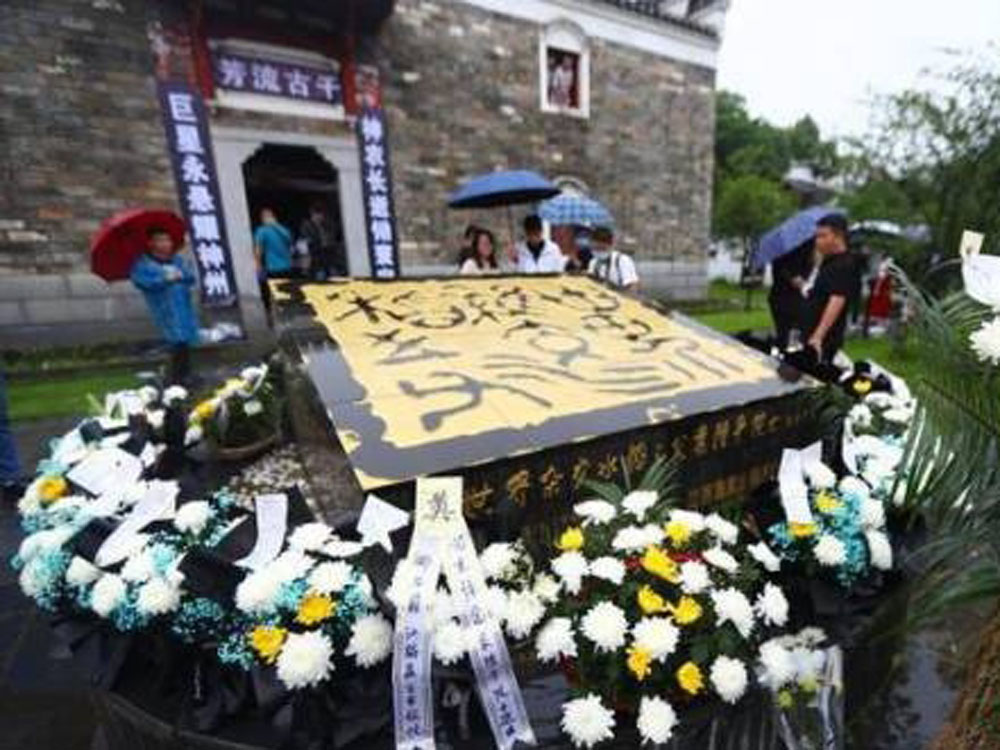 家鄉人民紛紛自發前往袁隆平祖居地悼念。