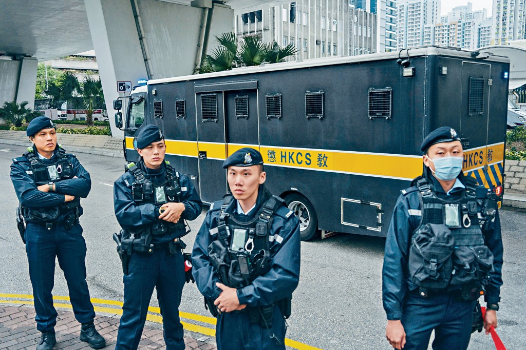 黎智英所坐囚車外,警員嚴陣以待。