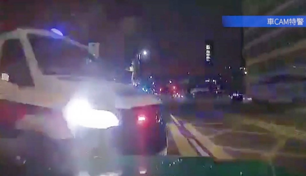 警車與綠的相撞。車CAM特警片段截圖