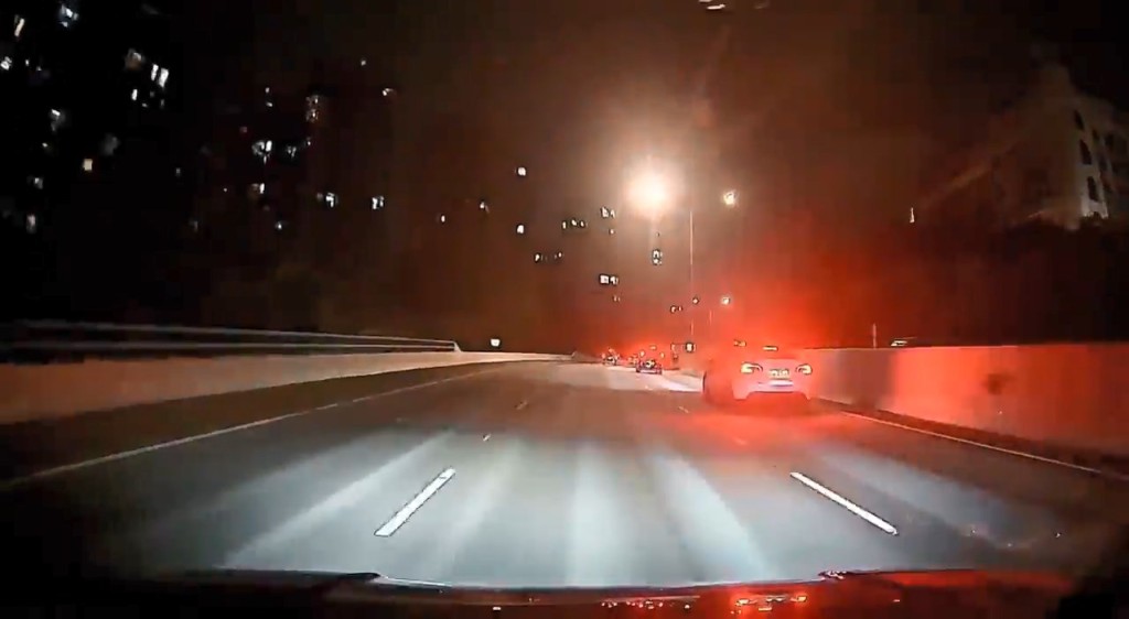對面線一輛Audi私家車突然失控。網上片段截圖 對面線一輛Audi私家車突然失控。網上片段截圖