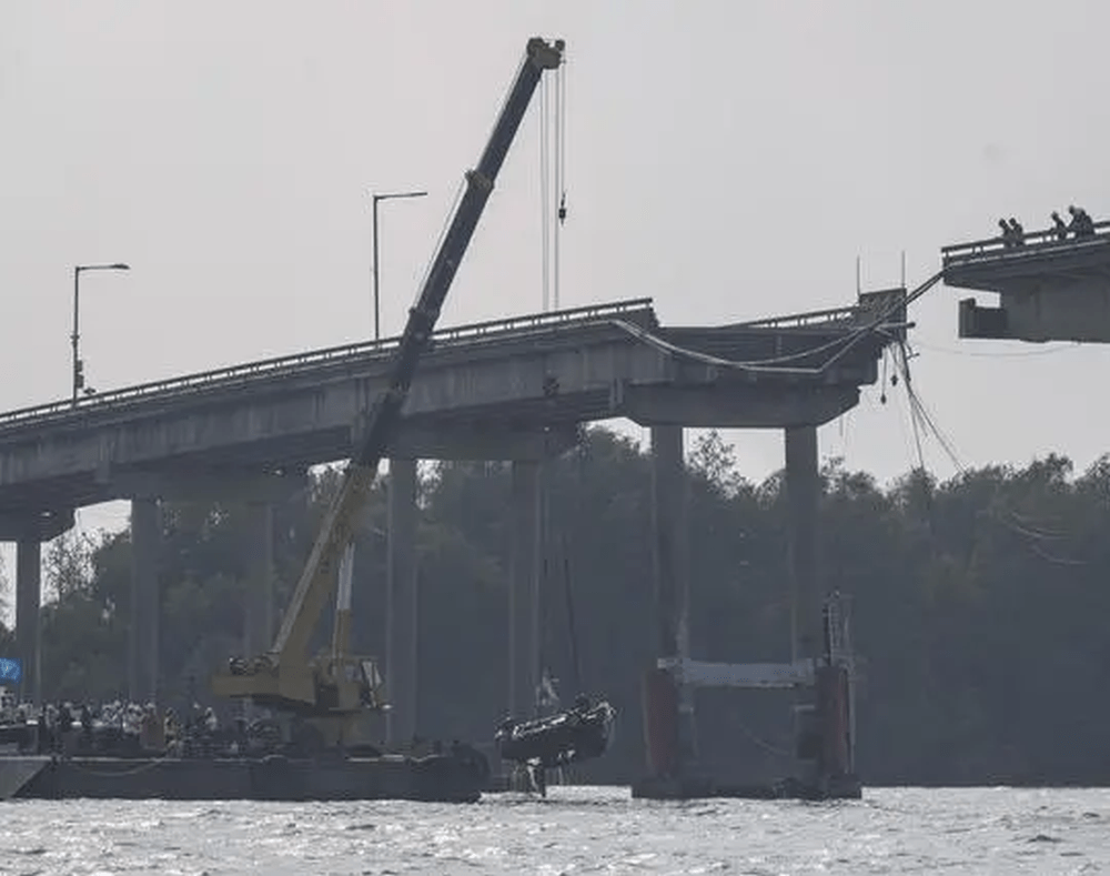 瀝心沙大橋事故落水車輛被打撈出水。