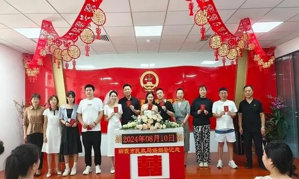 山東棲霞市婚姻登記處等候大廳擠滿了辦理結婚登記的新人們。