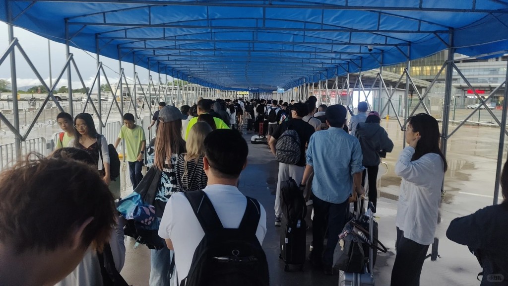 五一假期首四日，深圳邊檢有267.5萬人次出入境。