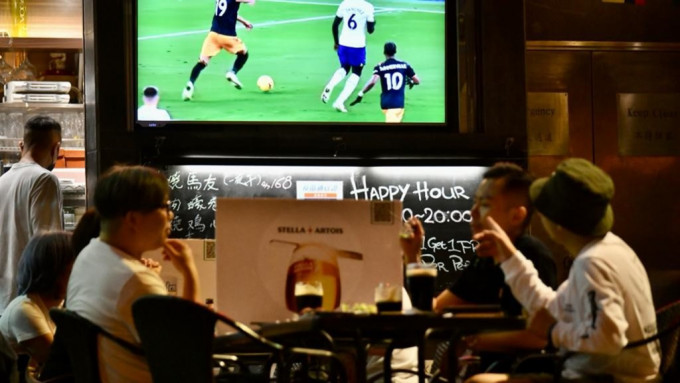 大型球赛期间，警方会到酒吧宣传反非法赌博活动。