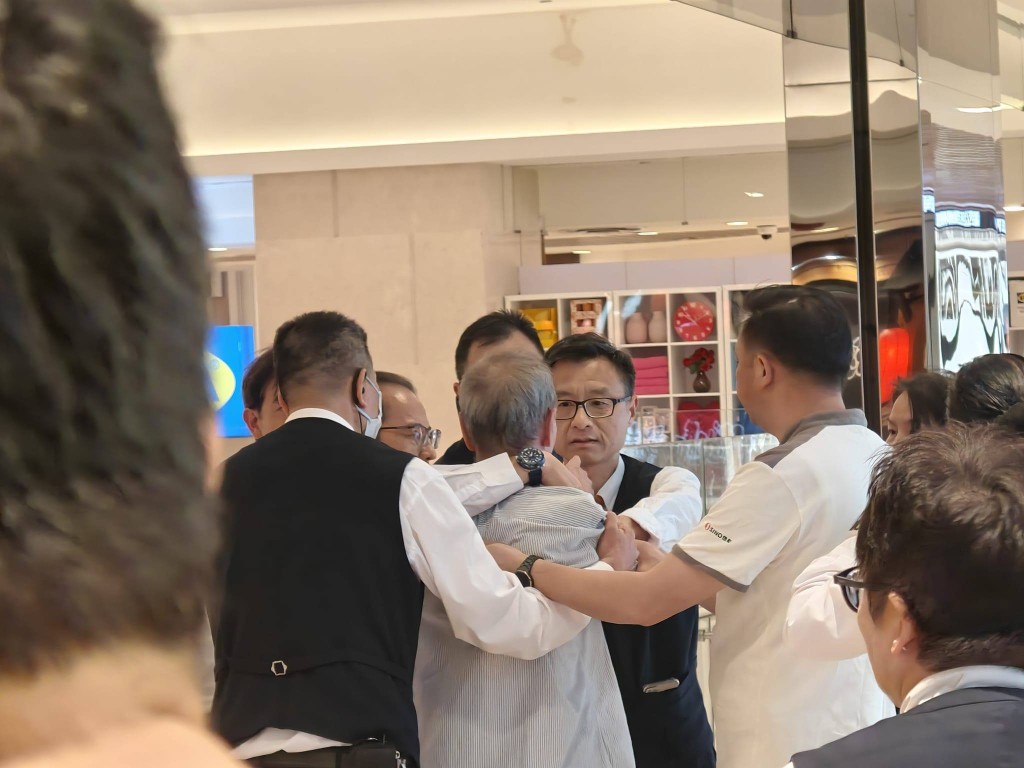 男子跨出欄杆後，迅速被保安及市民拉回安全位置。fb「屯門友」圖片