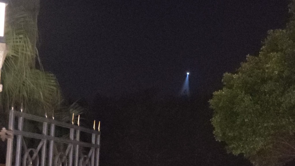 警方出動無人機在半空盤旋，偵查賊人逃走方向。黎志偉攝