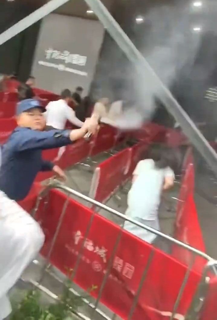 楼盘营销中心外,保安向人群喷辣椒水。微博@金融八卦女 楼盘营销中心外,保安向人群喷辣椒水。微博@金融八卦女