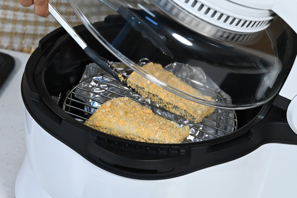 除光波爐之外，用焗爐烹調也可以。