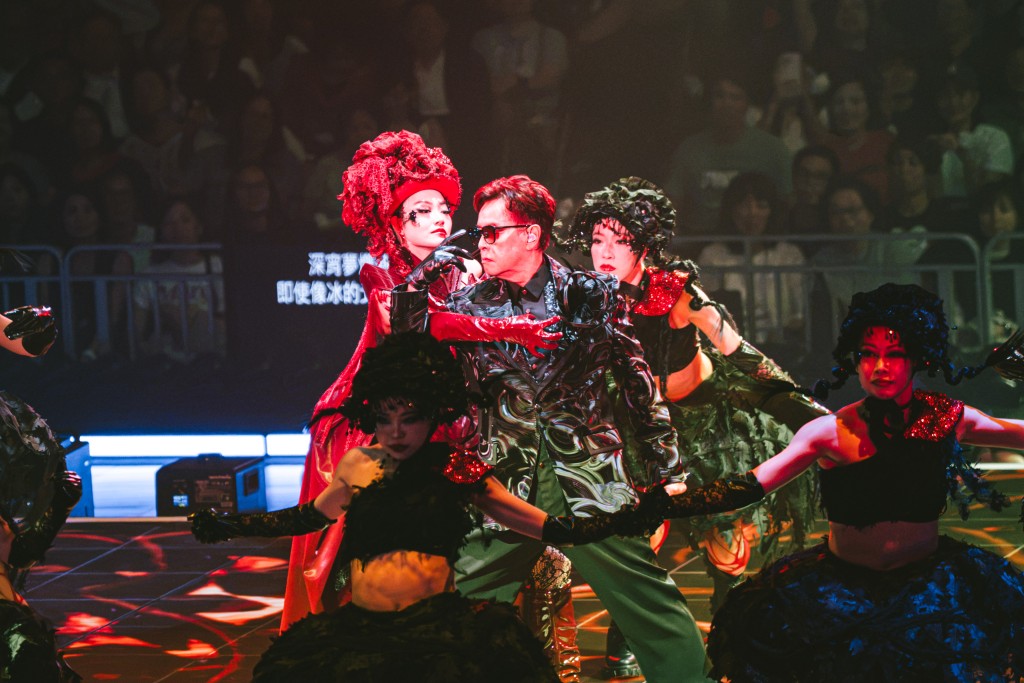 校長演唱快歌部份都會成為演唱高潮之一。 校長演唱快歌部份都會成為演唱高潮之一。
