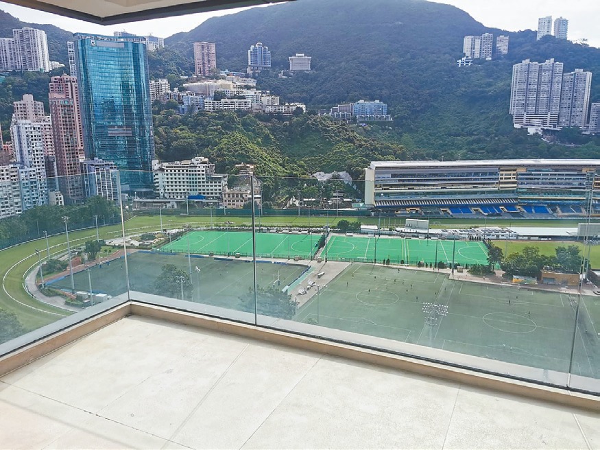 站于大露台，可将跑马地马场全景尽收眼底。