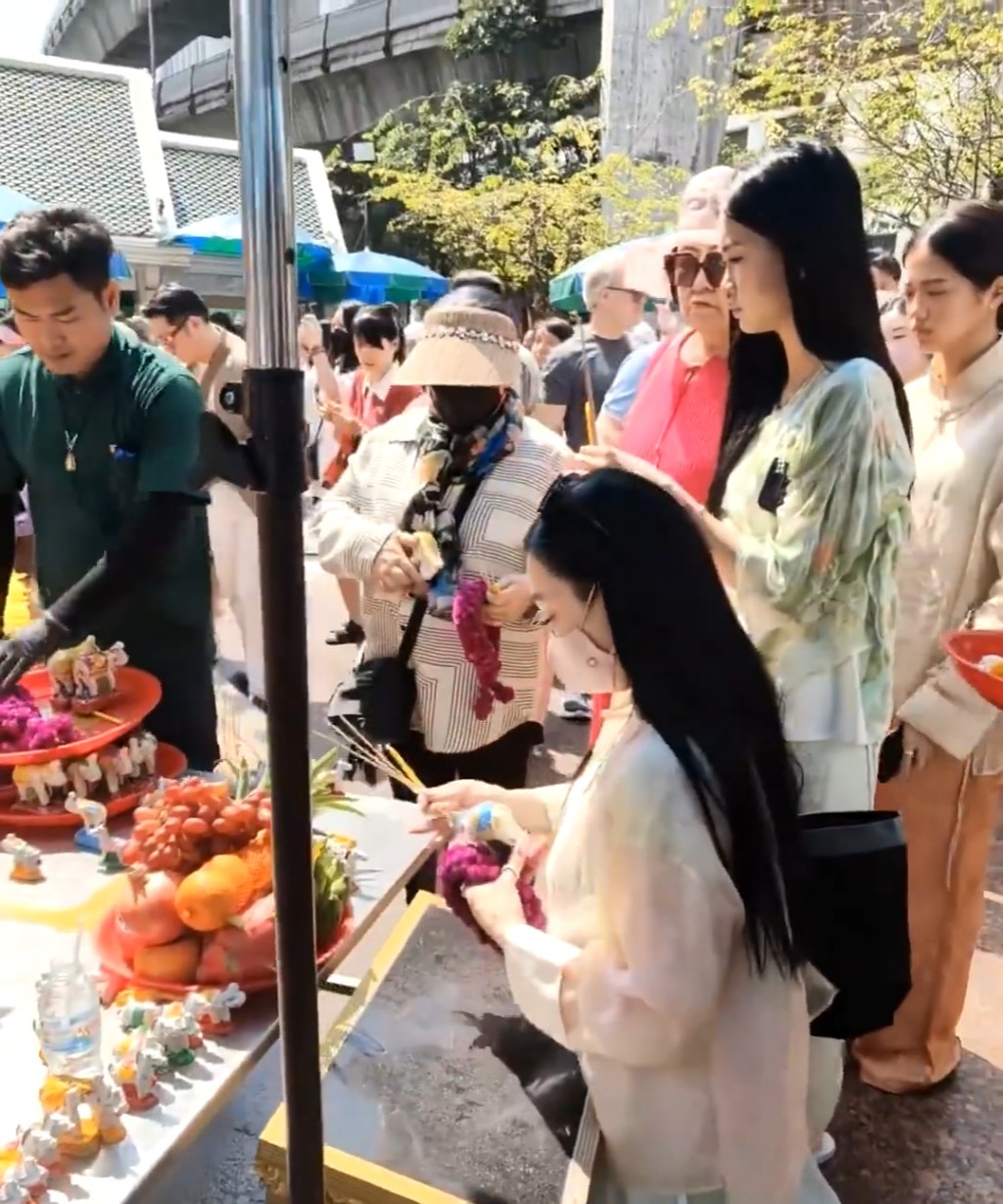 兩名女兒亦跟隨媽媽拿上香燭準備拜祭，而鍾麗緹媽媽亦站在孫女身旁。