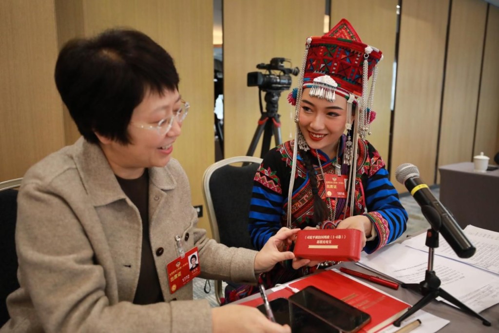 王紅紅委員與楊鈺尼委員交流「思想充電寶」使用體會。