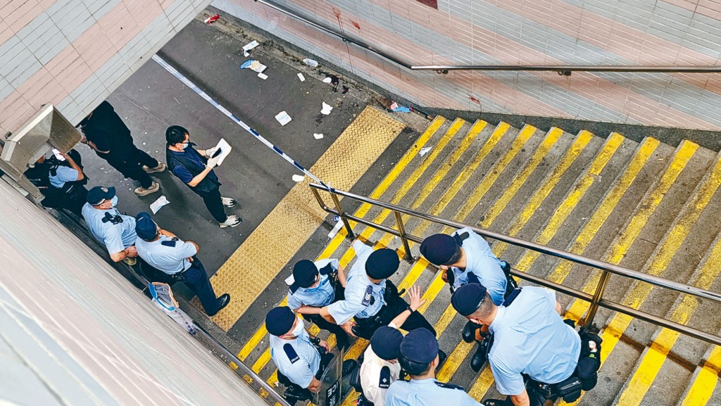 案發行人隧道牆身遺下血迹。