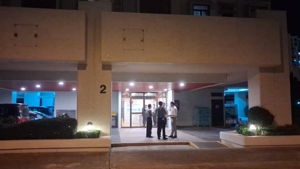 杏花邨中年婦倒斃單位 頸有刀傷 警拘一男。曾志恆攝