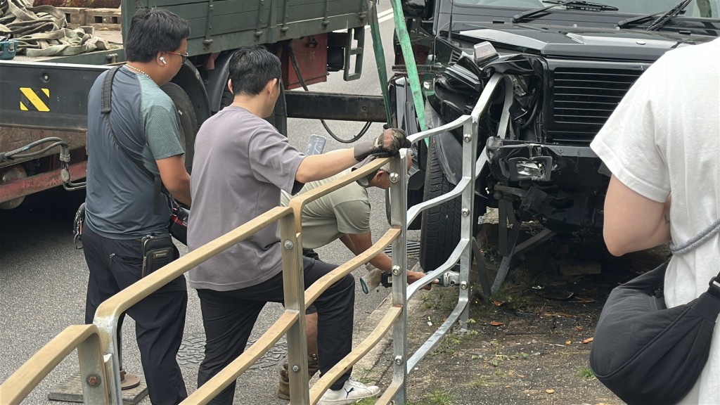 平治車頭陷入鐵欄內。