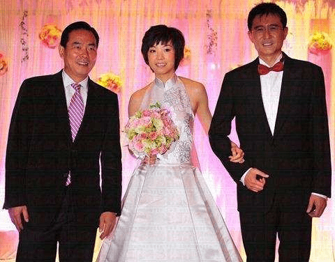 张怡宁2009年与48岁原籍北京的香港商人徐威结婚。
