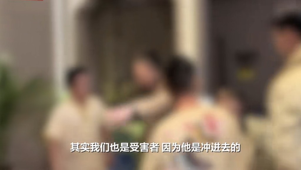 工作人員圍住疑似衝入澡堂的男子涉事男子當時衝入女澡堂打老婆，已被行政拘留。