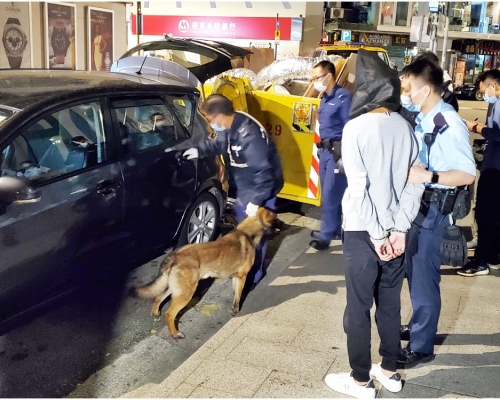 警方截查可疑私家車,發現懷疑毒品,司機涉無牌駕駛。