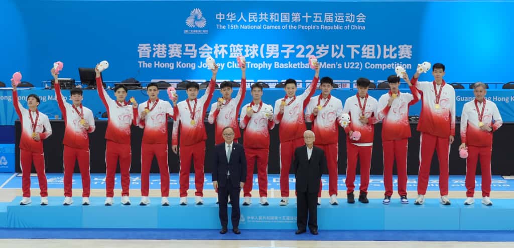 廖長江為籃球男子22歲以下組比賽頒獎。香港賽馬會圖片
