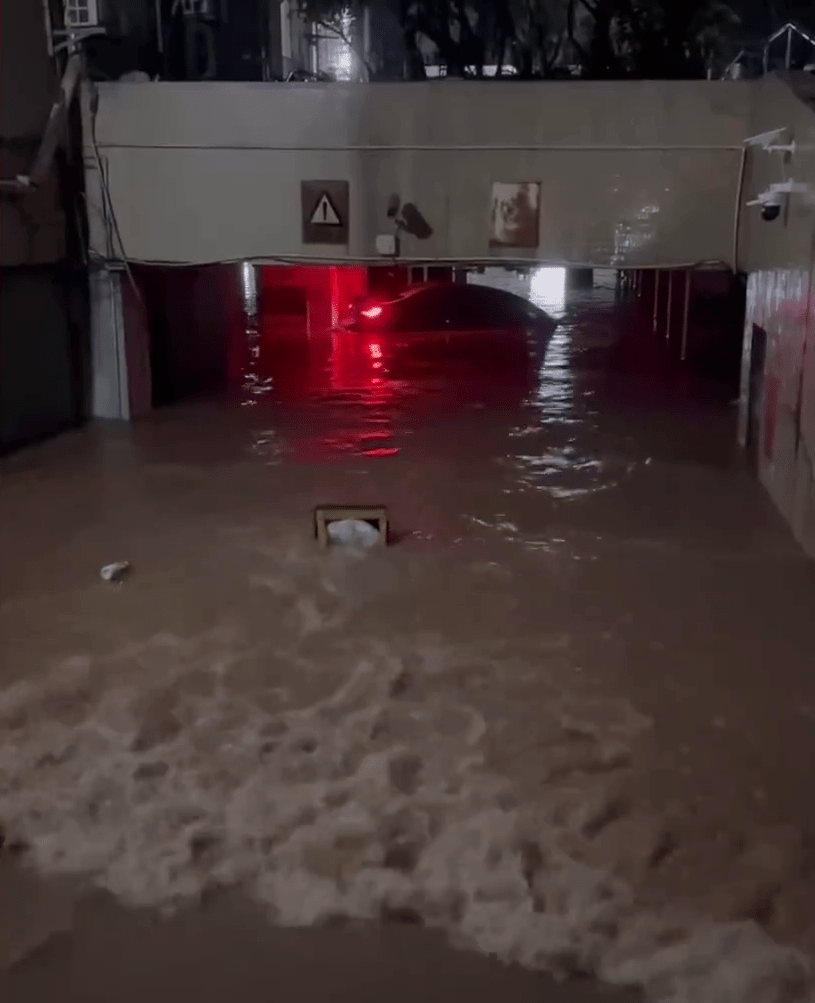 網片顯示，廣州一屋苑的停車場，因暴雨大量雨水湧入，停車場幾乎被淹。