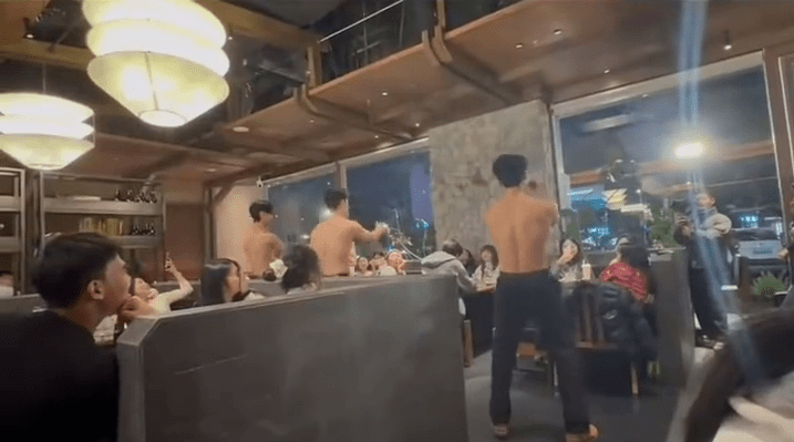 浙江麗水蓮都區萬地商場活動中，出現多名半裸男模熱舞，引發熱議。