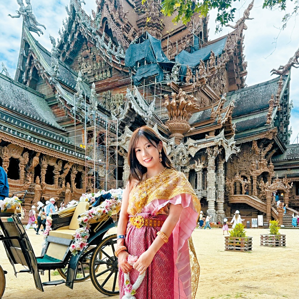 波波分享昔日穿泰式服装在寺庙前的照片，为泰国水灾送上祝福。