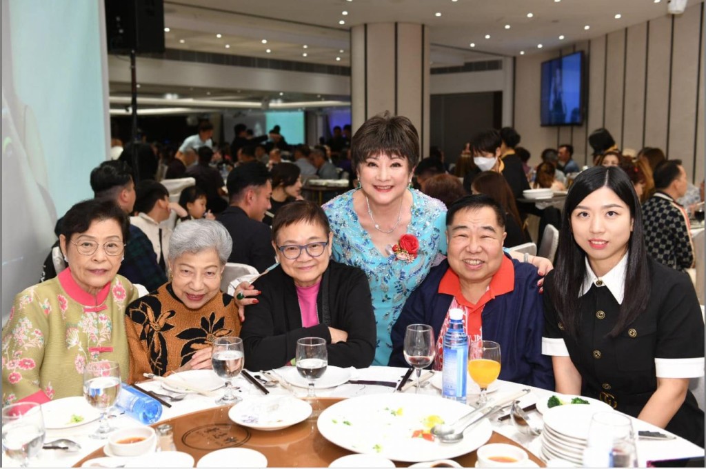 同場還有羅蘭姐、古天樂媽媽、吳君如媽媽、文雪兒、吳麗珠與及資深傳媒人汪曼玲。