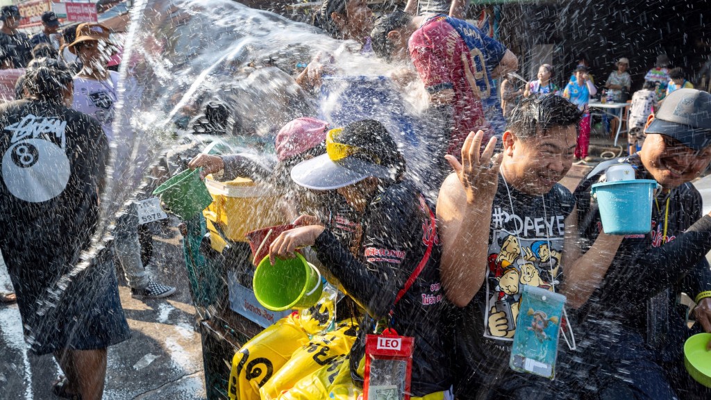 參與泰國潑水節的民眾盡情狂歡。 美聯社 