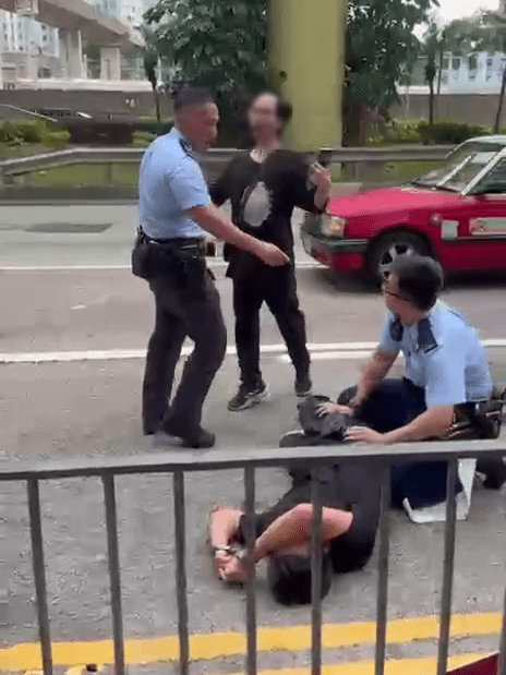 眼鏡男拍攝挑釁辱罵警員。